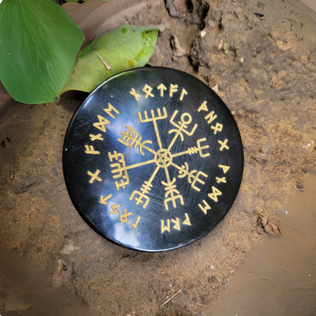 वेगविसिर वेफाइंडर ब्लैक एगेट, संरक्षण और मार्गदर्शन के लिए सजावटी रूनिक कम्पास