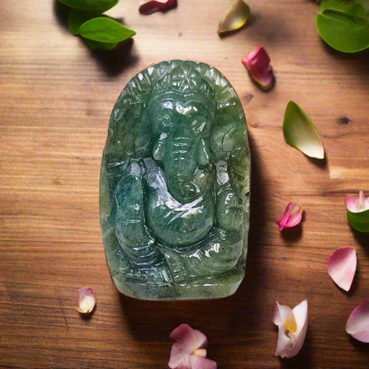 Emerald gemstone Ganesha idol 92 ct. 4cm.