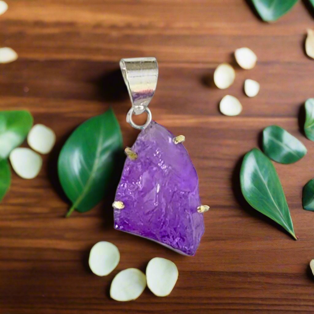 Raw Amethyst Crystal Pendant – Natural Stone Healing Necklace with Silver-Plated Setting for Women & Men – Spiritual Energy Jewelry Gift