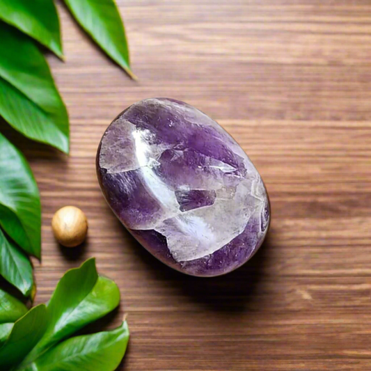 Natural Amethyst Palm Stone – Healing Crystal for Meditation, Stress Relief & Energy Balancing – Pocket-Sized Worry Stone