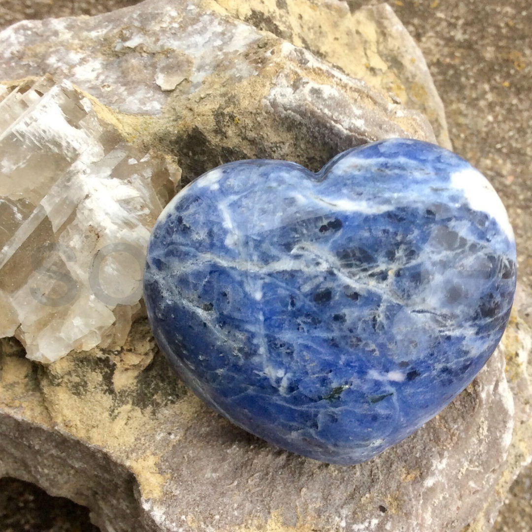 Sodalite Heart Stone Polished Natural Crystal for Meditation Calm Energy Emotional Balance Spiritual Home Décor Gift